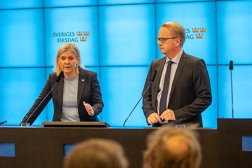 Presskonferens Magdalena Andersson och Fredrik Olovsson